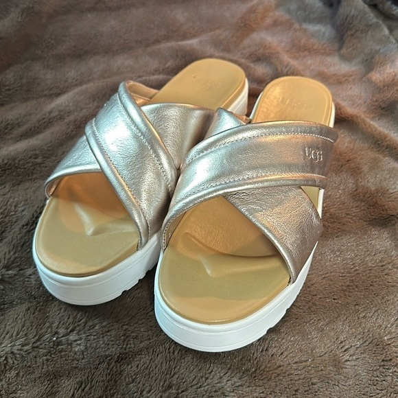 UGG Zane Crossband Gold Metallic Platform Sandal Sz 10 - Picture 1 of 14